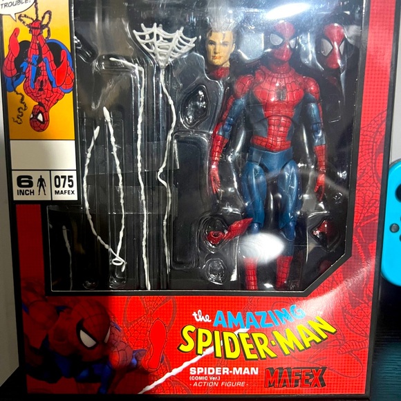 Spider man knock off mafex it has one really loose arms all the hands are there - Picture 1 of 2